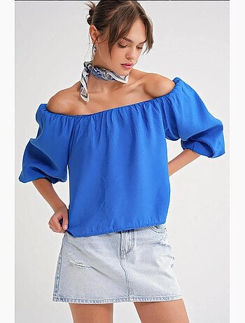 Blusa em mistura de modal com gola madonna e detalhe de folhos mixray