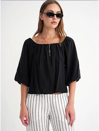 Blusa em mistura de modal com gola madonna e detalhe de folhos mixray