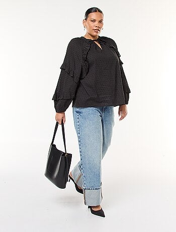 Blusa em plumetis com folhos e laços para atar no colarinho