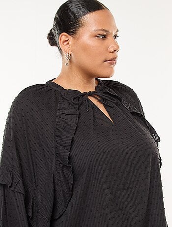 Blusa em plumetis com folhos e laços para atar no colarinho