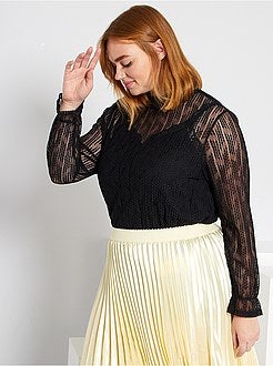 Blusa em renda com gola alta - Kiabi