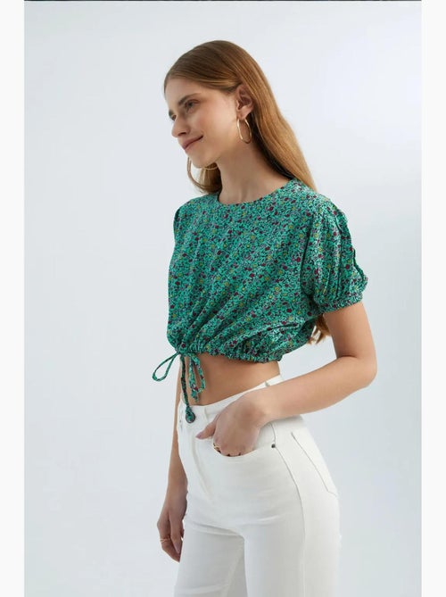 Blusa floral com decote redondo e cordão ajustável hiccup - Kiabi Blusa floral com decote redondo e cordão ajustável hiccup - Kiabi