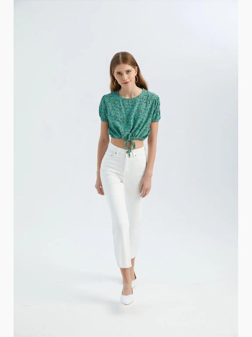 Blusa floral com decote redondo e cordão ajustável hiccup - Kiabi Blusa floral com decote redondo e cordão ajustável hiccup - Kiabi