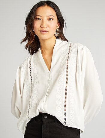 Blusa fluida com bordado com folhos e malha ajurada