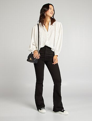 Blusa fluida com bordado com folhos e malha ajurada