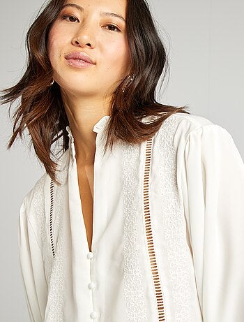 Blusa fluida com bordado com folhos e malha ajurada