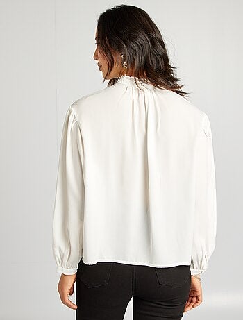 Blusa fluida com bordado com folhos e malha ajurada
