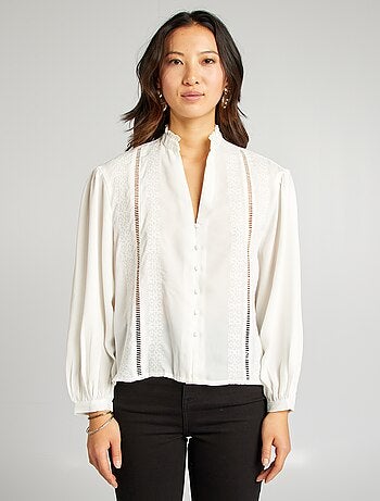 Blusa fluida com bordado com folhos e malha ajurada