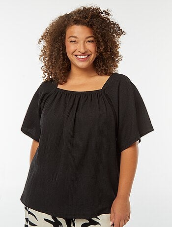Blusa fluida com decote bardot de malha gofrada