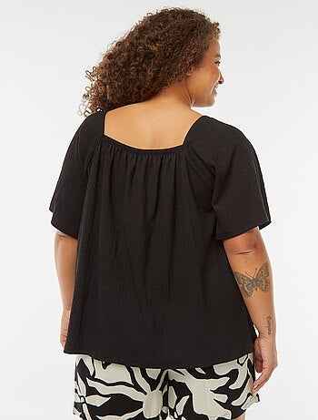 Blusa fluida com decote bardot de malha gofrada