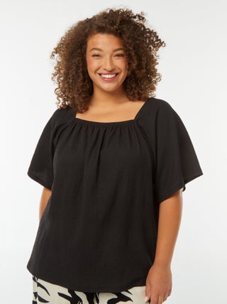 Blusa fluida com decote bardot de malha gofrada