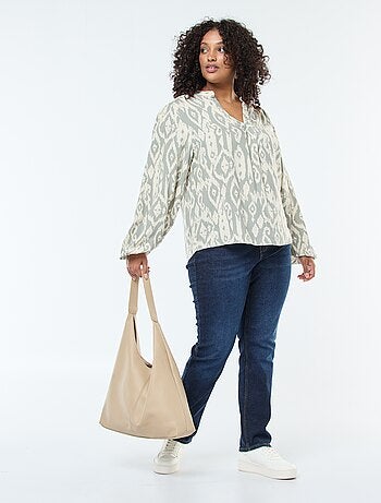 Blusa fluida com gola mao e estampado integral