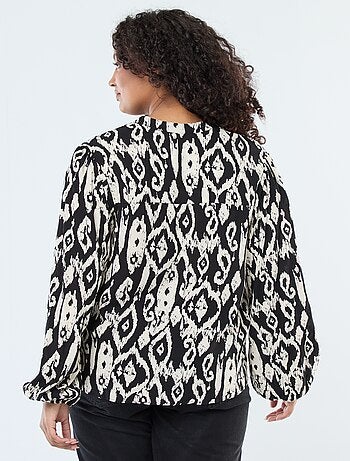 Blusa fluida com gola mao e estampado integral