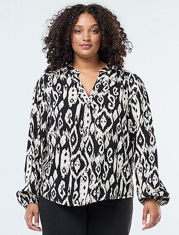 Blusa fluida com gola mao e estampado integral