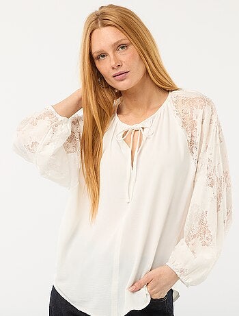 Blusa fluida com mangas em renda transparente