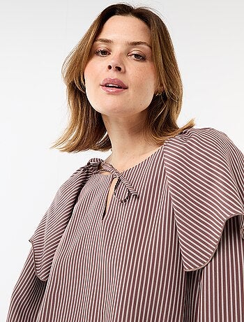 Blusa fluida de mangas compridas com folho largo no colarinho
