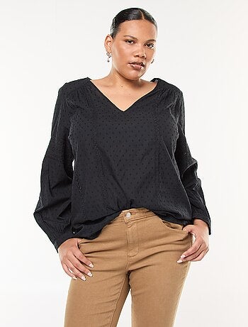 Blusa fluida lisa com plumetis e bordados vazados