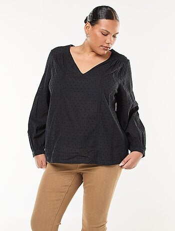 Blusa fluida lisa com plumetis e bordados vazados