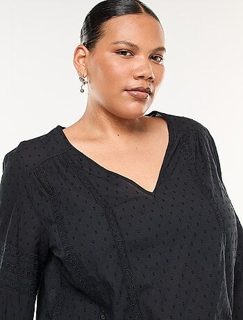 Blusa fluida lisa com plumetis e bordados vazados