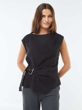 Blusa larga com fivela integrada