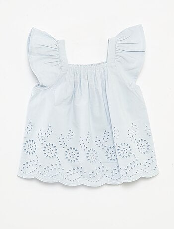 Blusa leve com alças com folhos e bordados