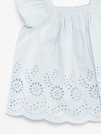 Blusa leve com alças com folhos e bordados