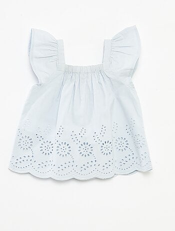 Blusa leve com alças com folhos e bordados