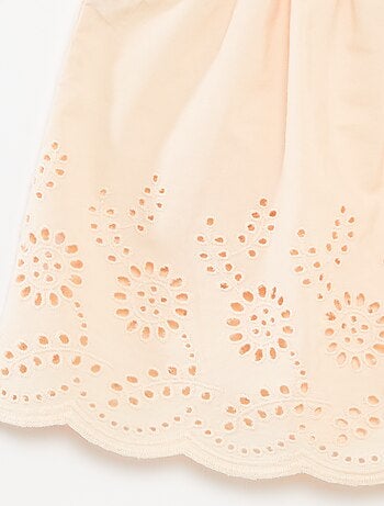 Blusa leve com alças com folhos e bordados