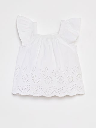 Blusa leve com alças com folhos e bordados