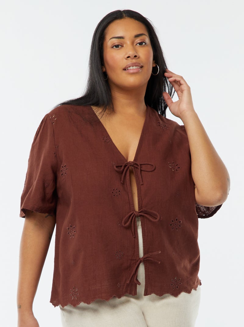 Blusa lisa com bordados e abertura  com cordões Castanho - Kiabi