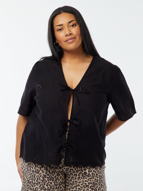 Blusa lisa com bordados e abertura  com cordões - Kiabi
