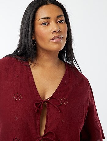 Blusa lisa com bordados e abertura com cordões