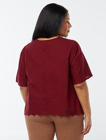 Blusa lisa com bordados e abertura com cordões