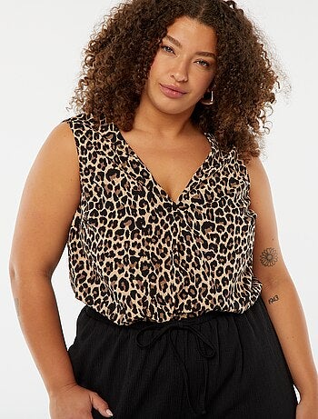 Blusa lisa com costura de fantasia na gola