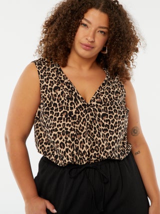 Blusa lisa com costura de fantasia na gola