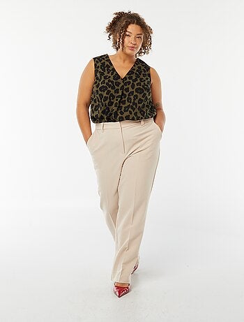 Blusa lisa com costura de fantasia na gola