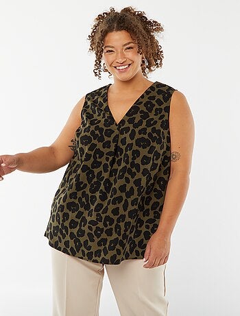 Blusa lisa com costura de fantasia na gola