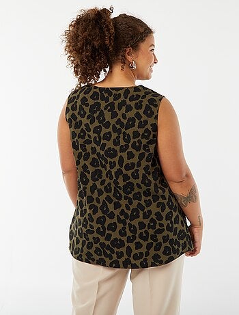 Blusa lisa com costura de fantasia na gola