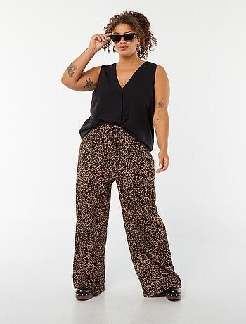 Blusa lisa com costura de fantasia na gola