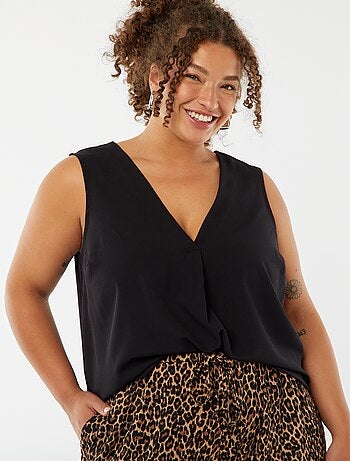 Blusa lisa com costura de fantasia na gola