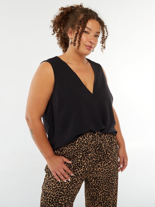 Blusa lisa com costura de fantasia na gola - Kiabi