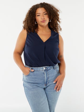 Blusa lisa com costura de fantasia na gola