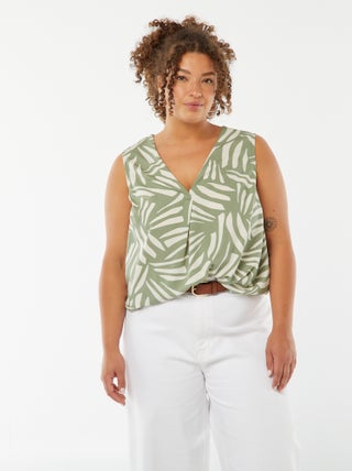 Blusa lisa com costura de fantasia na gola