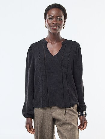 Blusa lisa com decote em V e bordados na frente