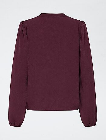 Blusa lisa com decote em V e bordados na frente