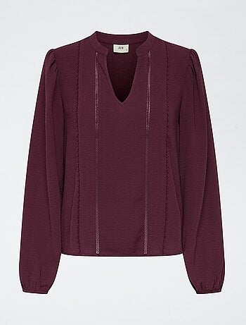 Blusa lisa com decote em V e bordados na frente