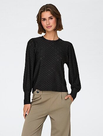 Blusa lisa detalhada com renda