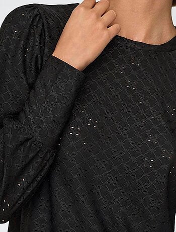 Blusa lisa com detalhes recortados