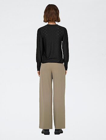 Blusa lisa com detalhes recortados