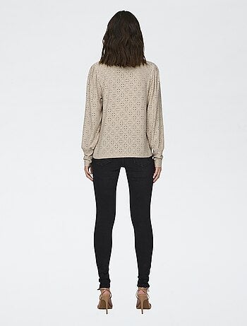 Blusa lisa detalhada com renda